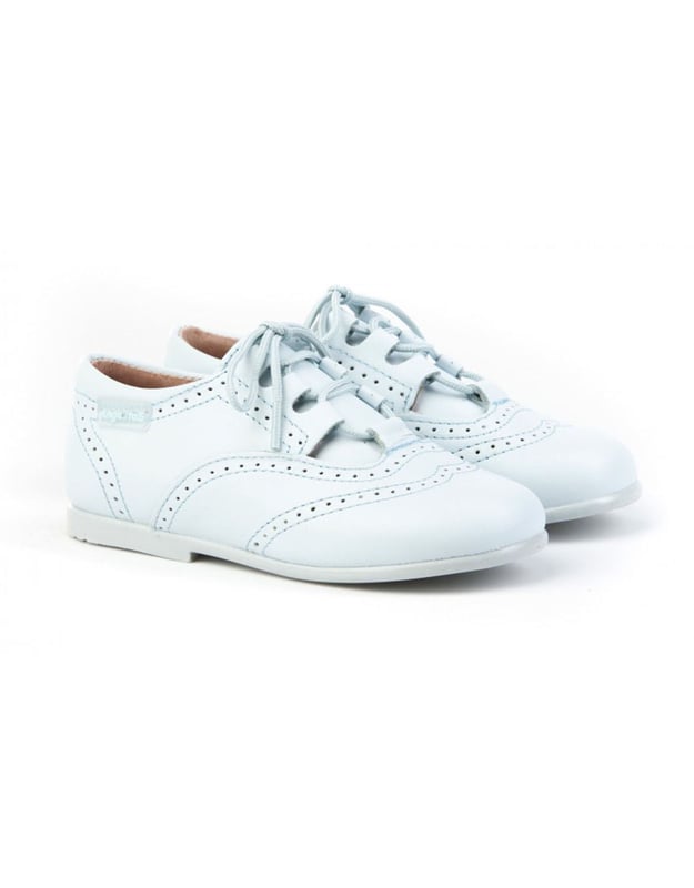 Las inglesitas de siempre, suaves y blanditas. Ideales para los pies de los más pequeños. Zapato tipo inglesita fabricado en napa de piel bovina con sistema de cierre de cordones. La parte interior está fabricada con forro de piel natural, protector de punteras y talones, planta con puente anatómico y suela de goma antideslizante. Calzado diseñado y fabricado en España.