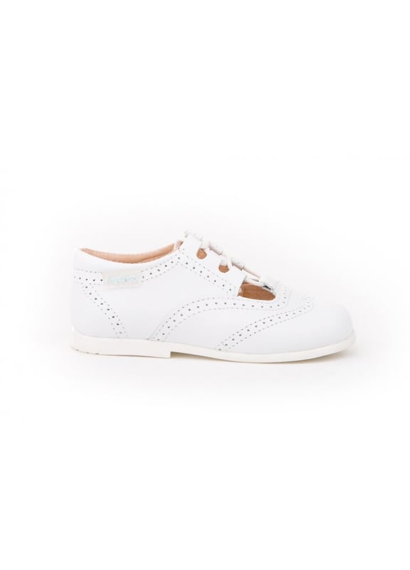 Las inglesitas de siempre, suaves y blanditas. Ideales para los pies de los más pequeños. Zapato tipo inglesita fabricado en napa de piel bovina con sistema de cierre de cordones. La parte interior está fabricada con forro de piel natural, protector de punteras y talones, planta con puente anatómico y suela de goma antideslizante. Calzado diseñado y fabricado en España.