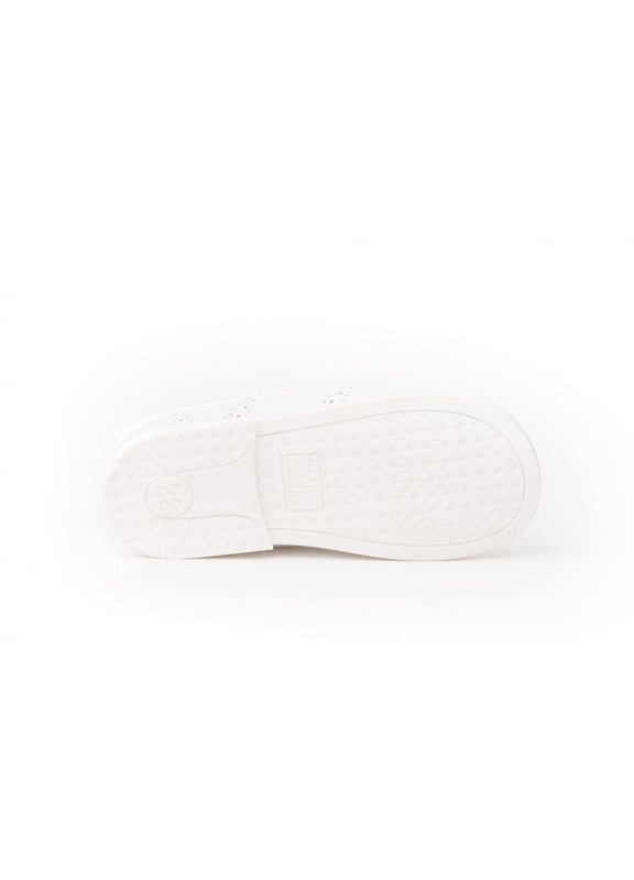 Las inglesitas de siempre, suaves y blanditas. Ideales para los pies de los más pequeños. Zapato tipo inglesita fabricado en napa de piel bovina con sistema de cierre de cordones. La parte interior está fabricada con forro de piel natural, protector de punteras y talones, planta con puente anatómico y suela de goma antideslizante. Calzado diseñado y fabricado en España.