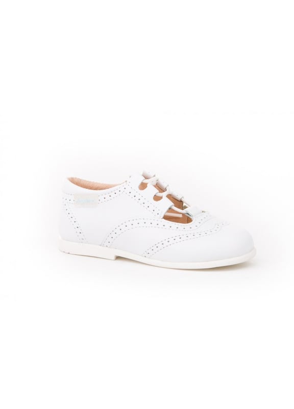 Las inglesitas de siempre, suaves y blanditas. Ideales para los pies de los más pequeños. Zapato tipo inglesita fabricado en napa de piel bovina con sistema de cierre de cordones. La parte interior está fabricada con forro de piel natural, protector de punteras y talones, planta con puente anatómico y suela de goma antideslizante. Calzado diseñado y fabricado en España.