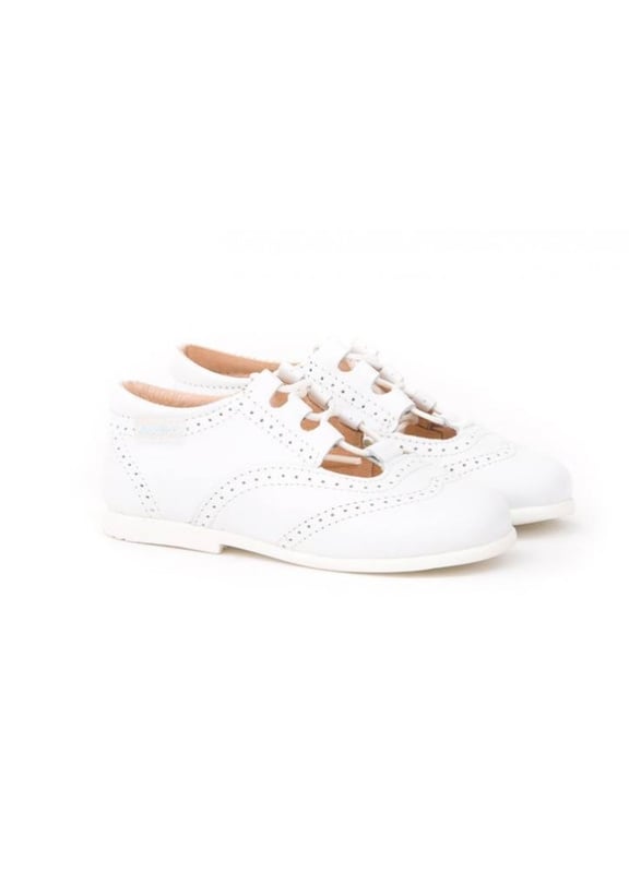 Las inglesitas de siempre, suaves y blanditas. Ideales para los pies de los más pequeños. Zapato tipo inglesita fabricado en napa de piel bovina con sistema de cierre de cordones. La parte interior está fabricada con forro de piel natural, protector de punteras y talones, planta con puente anatómico y suela de goma antideslizante. Calzado diseñado y fabricado en España.