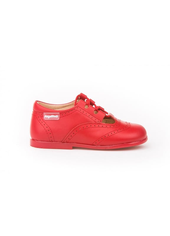 Las inglesitas de siempre, suaves y blanditas. Ideales para los pies de los más pequeños. Zapato tipo inglesita fabricado en napa de piel bovina con sistema de cierre de cordones. La parte interior está fabricada con forro de piel natural, protector de punteras y talones, planta con puente anatómico y suela de goma antideslizante. Calzado diseñado y fabricado en España.