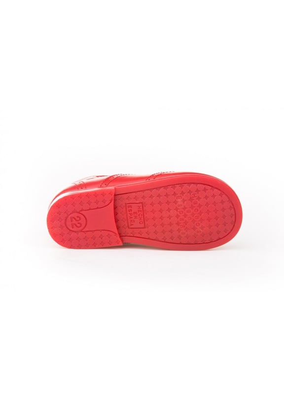 Las inglesitas de siempre, suaves y blanditas. Ideales para los pies de los más pequeños. Zapato tipo inglesita fabricado en napa de piel bovina con sistema de cierre de cordones. La parte interior está fabricada con forro de piel natural, protector de punteras y talones, planta con puente anatómico y suela de goma antideslizante. Calzado diseñado y fabricado en España.