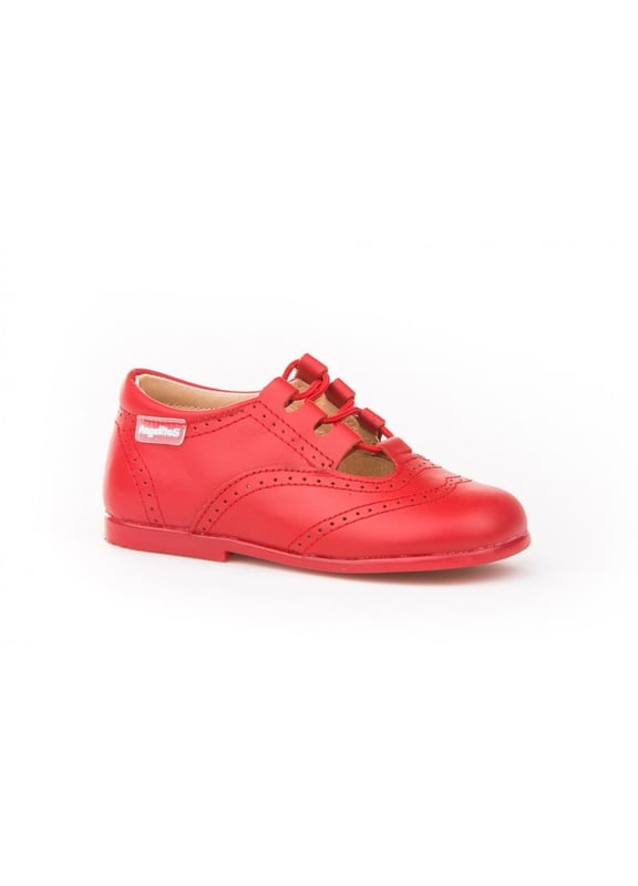 Las inglesitas de siempre, suaves y blanditas. Ideales para los pies de los más pequeños. Zapato tipo inglesita fabricado en napa de piel bovina con sistema de cierre de cordones. La parte interior está fabricada con forro de piel natural, protector de punteras y talones, planta con puente anatómico y suela de goma antideslizante. Calzado diseñado y fabricado en España.