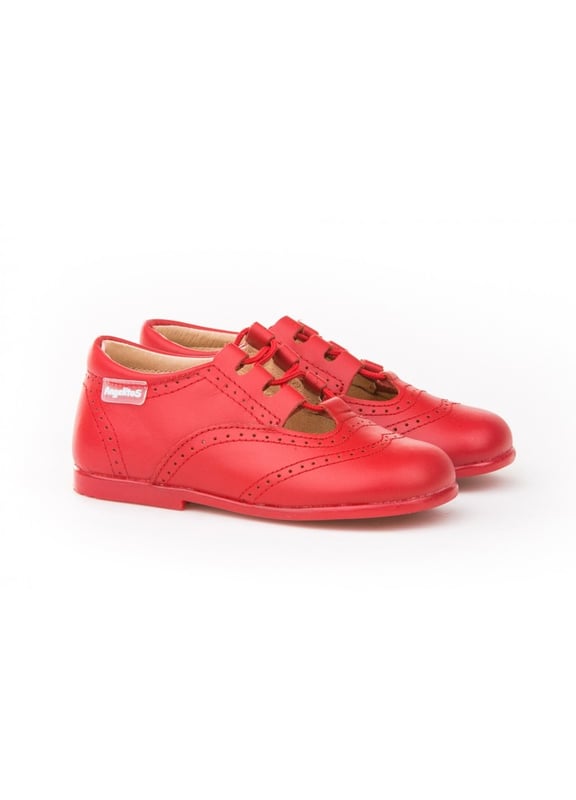 Las inglesitas de siempre, suaves y blanditas. Ideales para los pies de los más pequeños. Zapato tipo inglesita fabricado en napa de piel bovina con sistema de cierre de cordones. La parte interior está fabricada con forro de piel natural, protector de punteras y talones, planta con puente anatómico y suela de goma antideslizante. Calzado diseñado y fabricado en España.