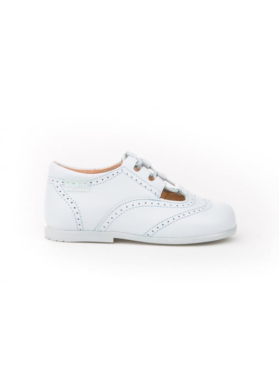 Las inglesitas de siempre, suaves y blanditas. Ideales para los pies de los más pequeños. Zapato tipo inglesita fabricado en napa de piel bovina con sistema de cierre de cordones. La parte interior está fabricada con forro de piel natural, protector de punteras y talones, planta con puente anatómico y suela de goma antideslizante. Calzado diseñado y fabricado en España.
