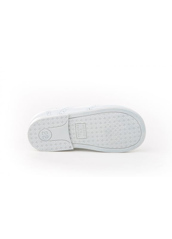 Las inglesitas de siempre, suaves y blanditas. Ideales para los pies de los más pequeños. Zapato tipo inglesita fabricado en napa de piel bovina con sistema de cierre de cordones. La parte interior está fabricada con forro de piel natural, protector de punteras y talones, planta con puente anatómico y suela de goma antideslizante. Calzado diseñado y fabricado en España.