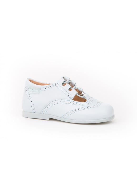 Las inglesitas de siempre, suaves y blanditas. Ideales para los pies de los más pequeños. Zapato tipo inglesita fabricado en napa de piel bovina con sistema de cierre de cordones. La parte interior está fabricada con forro de piel natural, protector de punteras y talones, planta con puente anatómico y suela de goma antideslizante. Calzado diseñado y fabricado en España.