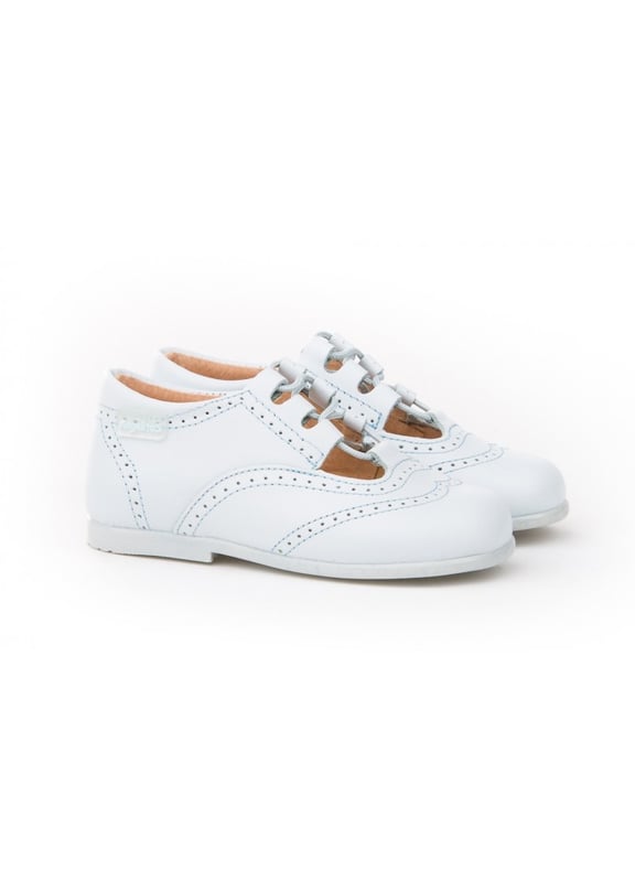 Las inglesitas de siempre, suaves y blanditas. Ideales para los pies de los más pequeños. Zapato tipo inglesita fabricado en napa de piel bovina con sistema de cierre de cordones. La parte interior está fabricada con forro de piel natural, protector de punteras y talones, planta con puente anatómico y suela de goma antideslizante. Calzado diseñado y fabricado en España.