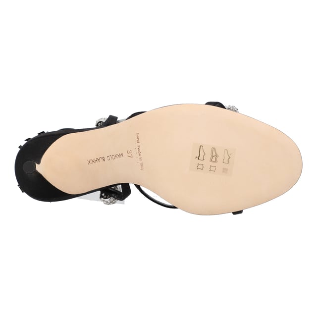 Elsaka Sandalen 100mm

Schwarz, Kalbsleder, Lederinnensohle mit geprägtlichem Logo, Kristallverzierung, offene Zehenpartie, Schleifenverschluss hinten, hoher Absatz.

Zusammensetzung
Sohle: Kalbsleder 100 %

Obermaterial: Viskose 100 %

Futter: Kalbsleder 100 %