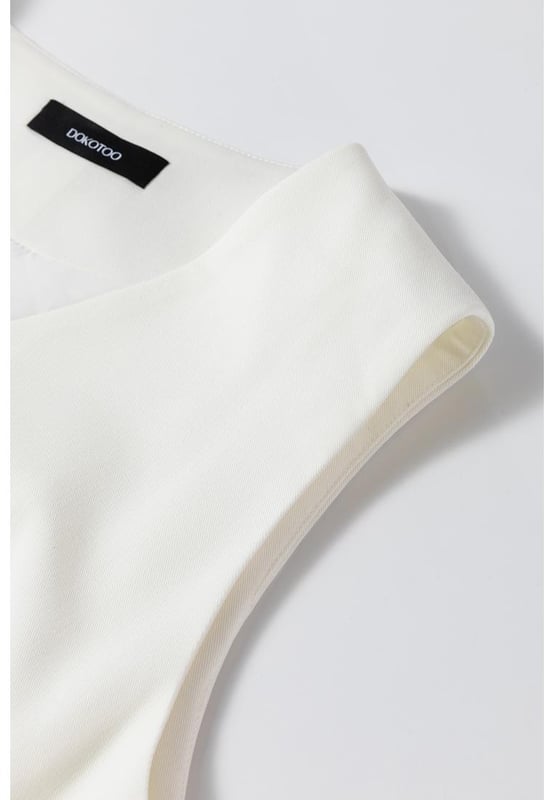 Classic solid color for a timeless and versatile look
  V
  neckline adds a touch of elegance to your outfit
  Button closure for a polished and adjustable fit
  Perfect for layering and adding sophistication
Material: 85% Polyester 10% Viscose 5% Elastane