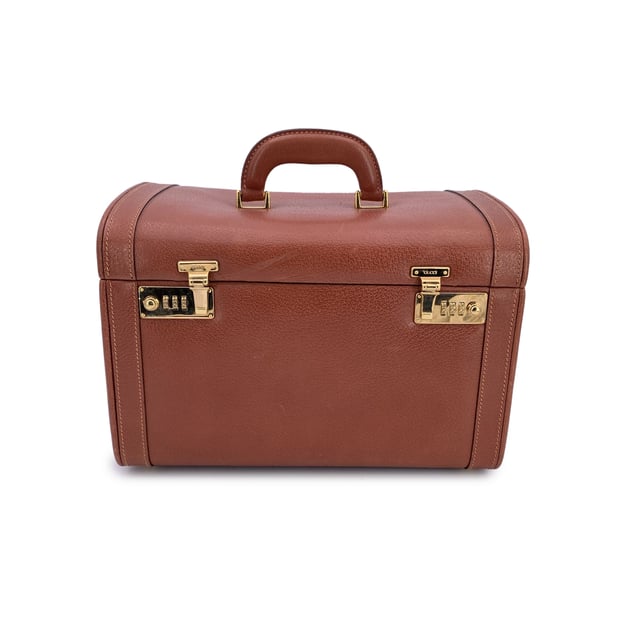 VINTAGE, RRP AS NEW
Discover a true vintage treasure with this one-of-a-kind brown leather beauty train case by Gucci, dating back to the early 1990s. A stunning example of classic luxury, this train case is crafted from rich, supple leather and accented with gleaming gold brass hardware, creating a striking contrast that highlights the craftsmanship of its era. The double combination lock closure, currently set to '000,' ensures your precious items are securely stored, while the four protective bottom feet maintain its pristine Condition Rating: B - VERY GOOD CONDITIONCondition Details: Some scratches on leather due to normal use. Some normal wear of use on the internal lining. Some small white spots on the surface of the mirror. The lid is slightly recessed. Please check the photos carefully and ask if you need to know more details or if you have any doubts.Measurements (cm):Depth: 22.9Height: 24.1Length: 34.3Other Details: Dustbag? NoKeys? NoBox? No Measurments:  width: 229 mm length: 343 mm height: 241 mm