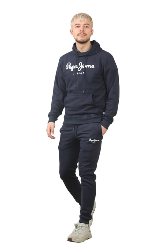 De regular fit herenset van Pepe Jeans London biedt een zachte en lichtgewicht hoodie in combinatie met bijpassende joggers. De hoodie heeft geribde details op de capuchon, manchetten en zoom, samen met een verstelbare capuchon en een kangoeroezak voor het gemak. De joggers hebben een trekkoord in de taille voor een goede pasvorm. Op beide stukken staat het Pepe Jeans London Big logo op de borst voor de hoodie en het kleine logo op de linkerpijp voor de joggers. Een decoratieve nekband aan de binnenkant met een all-over logo voegt een stijlvolle touch toe. Gemaakt van 100% duurzaam katoen, de stof bestaat uit 65% katoen en 35% polyester. De set is wasbaar in de wasmachine voor eenvoudig onderhoud.