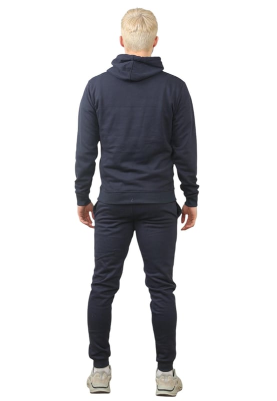 De regular fit herenset van Pepe Jeans London biedt een zachte en lichtgewicht hoodie in combinatie met bijpassende joggers. De hoodie heeft geribde details op de capuchon, manchetten en zoom, samen met een verstelbare capuchon en een kangoeroezak voor het gemak. De joggers hebben een trekkoord in de taille voor een goede pasvorm. Op beide stukken staat het Pepe Jeans London Big logo op de borst voor de hoodie en het kleine logo op de linkerpijp voor de joggers. Een decoratieve nekband aan de binnenkant met een all-over logo voegt een stijlvolle touch toe. Gemaakt van 100% duurzaam katoen, de stof bestaat uit 65% katoen en 35% polyester. De set is wasbaar in de wasmachine voor eenvoudig onderhoud.