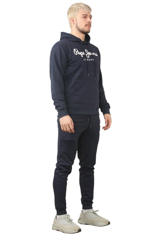 De regular fit herenset van Pepe Jeans London biedt een zachte en lichtgewicht hoodie in combinatie met bijpassende joggers. De hoodie heeft geribde details op de capuchon, manchetten en zoom, samen met een verstelbare capuchon en een kangoeroezak voor het gemak. De joggers hebben een trekkoord in de taille voor een goede pasvorm. Op beide stukken staat het Pepe Jeans London Big logo op de borst voor de hoodie en het kleine logo op de linkerpijp voor de joggers. Een decoratieve nekband aan de binnenkant met een all-over logo voegt een stijlvolle touch toe. Gemaakt van 100% duurzaam katoen, de stof bestaat uit 65% katoen en 35% polyester. De set is wasbaar in de wasmachine voor eenvoudig onderhoud.