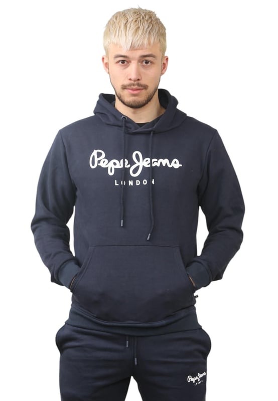 De regular fit herenset van Pepe Jeans London biedt een zachte en lichtgewicht hoodie in combinatie met bijpassende joggers. De hoodie heeft geribde details op de capuchon, manchetten en zoom, samen met een verstelbare capuchon en een kangoeroezak voor het gemak. De joggers hebben een trekkoord in de taille voor een goede pasvorm. Op beide stukken staat het Pepe Jeans London Big logo op de borst voor de hoodie en het kleine logo op de linkerpijp voor de joggers. Een decoratieve nekband aan de binnenkant met een all-over logo voegt een stijlvolle touch toe. Gemaakt van 100% duurzaam katoen, de stof bestaat uit 65% katoen en 35% polyester. De set is wasbaar in de wasmachine voor eenvoudig onderhoud.