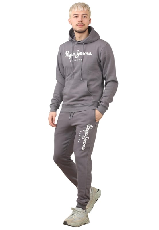 De regular fit herenset van Pepe Jeans London biedt een zachte en lichtgewicht hoodie in combinatie met bijpassende joggers. De hoodie heeft geribde details op de capuchon, manchetten en zoom, samen met een verstelbare capuchon en een kangoeroezak voor het gemak. De joggers hebben een trekkoord in de taille voor een goede pasvorm. Op beide stukken staat het Pepe Jeans London Big logo op de borst voor de hoodie en op de linkerpijp voor de joggers. Een decoratieve nekband aan de binnenkant met een all-over logo voegt een stijlvolle touch toe. De stof is gemaakt van 100% duurzaam katoen en bestaat uit 65% katoen en 35% polyester. De set is wasbaar in de wasmachine voor eenvoudig onderhoud.