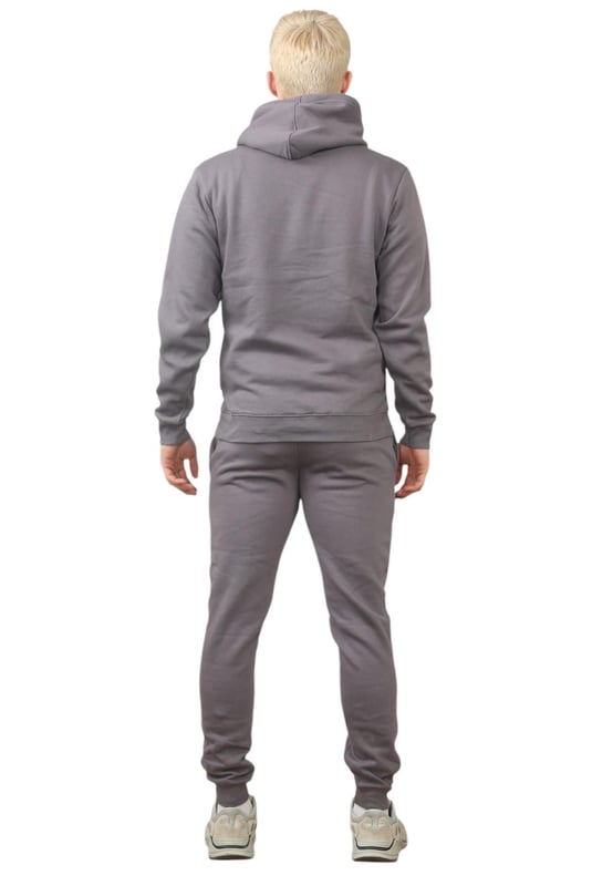 De regular fit herenset van Pepe Jeans London biedt een zachte en lichtgewicht hoodie in combinatie met bijpassende joggers. De hoodie heeft geribde details op de capuchon, manchetten en zoom, samen met een verstelbare capuchon en een kangoeroezak voor het gemak. De joggers hebben een trekkoord in de taille voor een goede pasvorm. Op beide stukken staat het Pepe Jeans London Big logo op de borst voor de hoodie en op de linkerpijp voor de joggers. Een decoratieve nekband aan de binnenkant met een all-over logo voegt een stijlvolle touch toe. De stof is gemaakt van 100% duurzaam katoen en bestaat uit 65% katoen en 35% polyester. De set is wasbaar in de wasmachine voor eenvoudig onderhoud.
