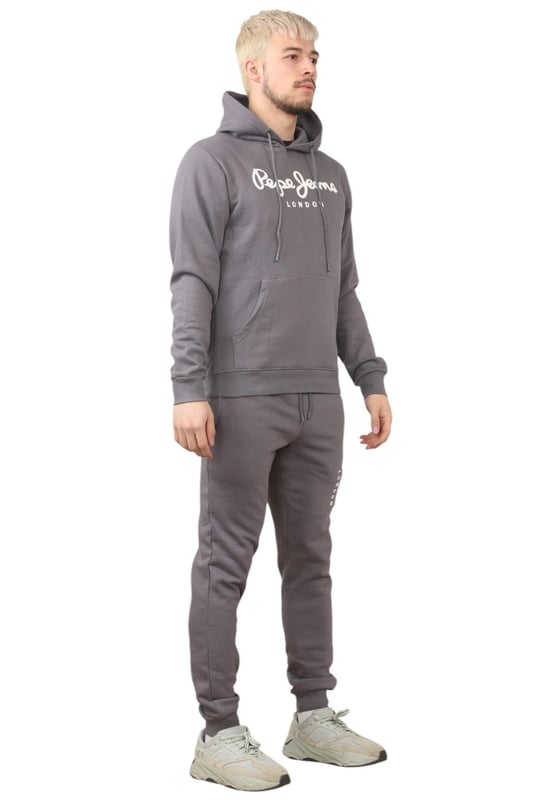 De regular fit herenset van Pepe Jeans London biedt een zachte en lichtgewicht hoodie in combinatie met bijpassende joggers. De hoodie heeft geribde details op de capuchon, manchetten en zoom, samen met een verstelbare capuchon en een kangoeroezak voor het gemak. De joggers hebben een trekkoord in de taille voor een goede pasvorm. Op beide stukken staat het Pepe Jeans London Big logo op de borst voor de hoodie en op de linkerpijp voor de joggers. Een decoratieve nekband aan de binnenkant met een all-over logo voegt een stijlvolle touch toe. De stof is gemaakt van 100% duurzaam katoen en bestaat uit 65% katoen en 35% polyester. De set is wasbaar in de wasmachine voor eenvoudig onderhoud.
