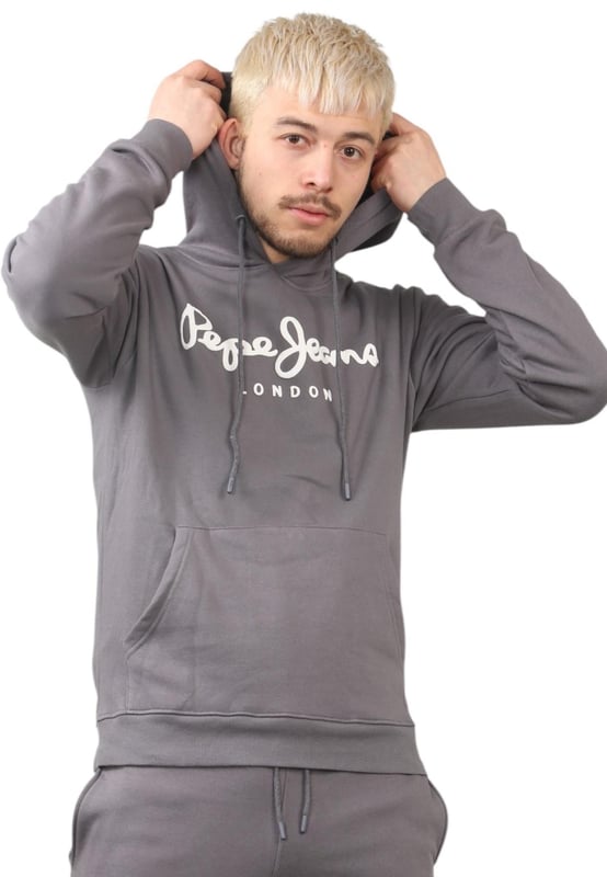De regular fit herenset van Pepe Jeans London biedt een zachte en lichtgewicht hoodie in combinatie met bijpassende joggers. De hoodie heeft geribde details op de capuchon, manchetten en zoom, samen met een verstelbare capuchon en een kangoeroezak voor het gemak. De joggers hebben een trekkoord in de taille voor een goede pasvorm. Op beide stukken staat het Pepe Jeans London Big logo op de borst voor de hoodie en op de linkerpijp voor de joggers. Een decoratieve nekband aan de binnenkant met een all-over logo voegt een stijlvolle touch toe. De stof is gemaakt van 100% duurzaam katoen en bestaat uit 65% katoen en 35% polyester. De set is wasbaar in de wasmachine voor eenvoudig onderhoud.