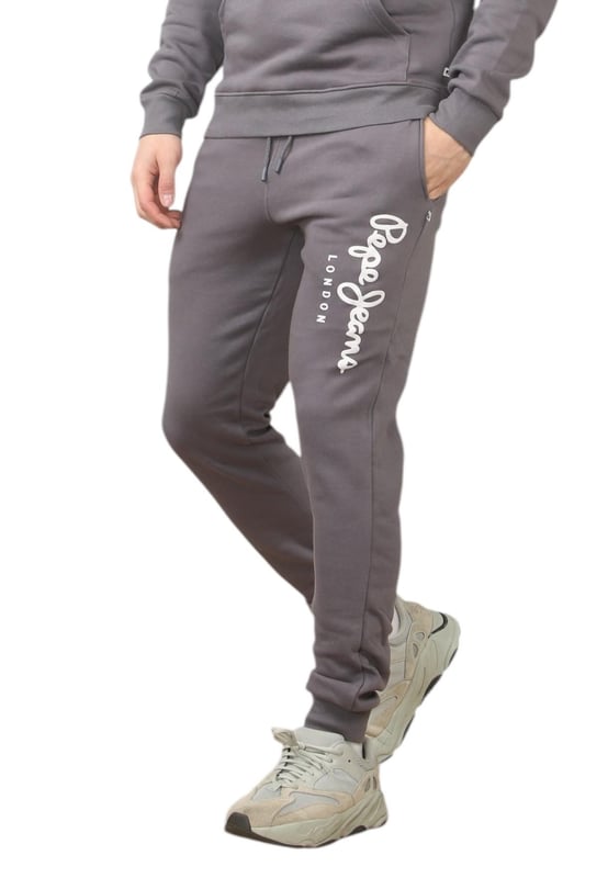 De regular fit herenset van Pepe Jeans London biedt een zachte en lichtgewicht hoodie in combinatie met bijpassende joggers. De hoodie heeft geribde details op de capuchon, manchetten en zoom, samen met een verstelbare capuchon en een kangoeroezak voor het gemak. De joggers hebben een trekkoord in de taille voor een goede pasvorm. Op beide stukken staat het Pepe Jeans London Big logo op de borst voor de hoodie en op de linkerpijp voor de joggers. Een decoratieve nekband aan de binnenkant met een all-over logo voegt een stijlvolle touch toe. De stof is gemaakt van 100% duurzaam katoen en bestaat uit 65% katoen en 35% polyester. De set is wasbaar in de wasmachine voor eenvoudig onderhoud.