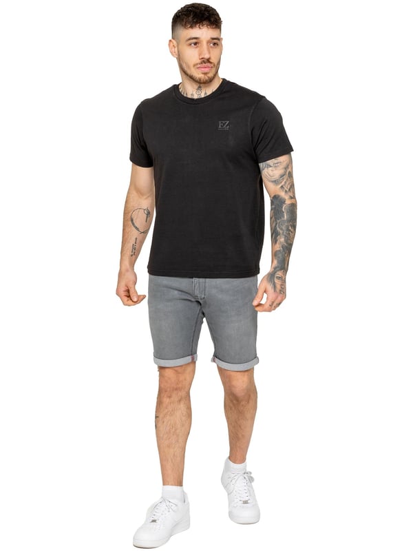 The Enzo Men's Denim Stretch Shorts offer the perfect blend of style and comfort. Designed with a slim fit and crafted from stretch fabric, they provide flexibility and a sleek look. Featuring a classic 5-pocket design, a zip fly fastening, and a turn-up hem for a modern touch, these shorts are a must-have for any casual wardrobe. Ideal for warm-weather styling, they deliver both practicality and effortless fashion.