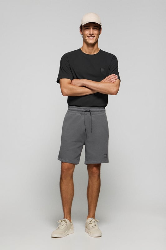 Polo Club bietet weiterhin Komfort und Stil mit der Bermuda Jonas. Der Stoff aus 100 % Baumwolle und die lockere Passform machen sie zu einem bequemen und modischen Kleidungsstück für sportliche Anlässe. Verstellbarer Kordelzug am Bund mit individueller Verzierung. Praktische Tasche auf der Hinterseite. Kleiner farblich abgestimter gummierter Twill-Aufnäher am vorderen Saum. 