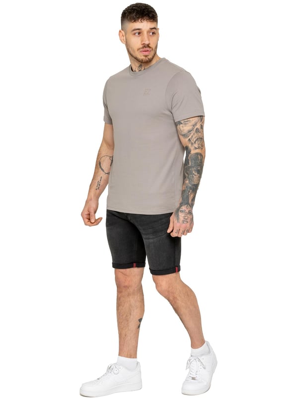 The Enzo Men's Denim Stretch Shorts offer the perfect blend of style and comfort. Designed with a slim fit and crafted from stretch fabric, they provide flexibility and a sleek look. Featuring a classic 5-pocket design, a zip fly fastening, and a turn-up hem for a modern touch, these shorts are a must-have for any casual wardrobe. Ideal for warm-weather styling, they deliver both practicality and effortless fashion.