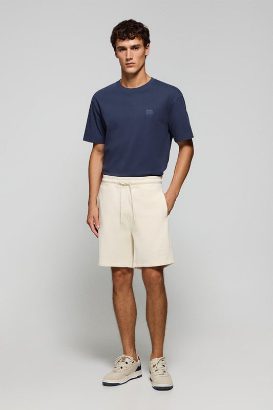 Polo Club bietet weiterhin Komfort und Stil mit der Bermuda Jonas. Der Stoff aus 100 % Baumwolle und die lockere Passform machen sie zu einem bequemen und modischen Kleidungsstück für sportliche Anlässe. Verstellbarer Kordelzug am Bund mit individueller Verzierung. Praktische Tasche auf der Hinterseite. Kleiner farblich abgestimter gummierter Twill-Aufnäher am vorderen Saum. 