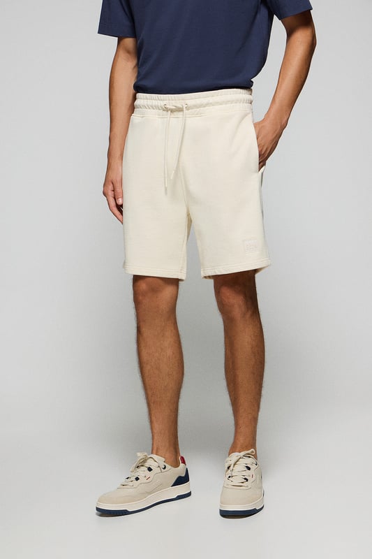 Polo Club bietet weiterhin Komfort und Stil mit der Bermuda Jonas. Der Stoff aus 100 % Baumwolle und die lockere Passform machen sie zu einem bequemen und modischen Kleidungsstück für sportliche Anlässe. Verstellbarer Kordelzug am Bund mit individueller Verzierung. Praktische Tasche auf der Hinterseite. Kleiner farblich abgestimter gummierter Twill-Aufnäher am vorderen Saum. 