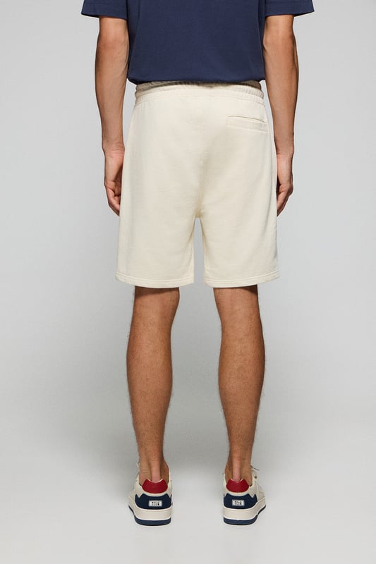 Polo Club bietet weiterhin Komfort und Stil mit der Bermuda Jonas. Der Stoff aus 100 % Baumwolle und die lockere Passform machen sie zu einem bequemen und modischen Kleidungsstück für sportliche Anlässe. Verstellbarer Kordelzug am Bund mit individueller Verzierung. Praktische Tasche auf der Hinterseite. Kleiner farblich abgestimter gummierter Twill-Aufnäher am vorderen Saum. 