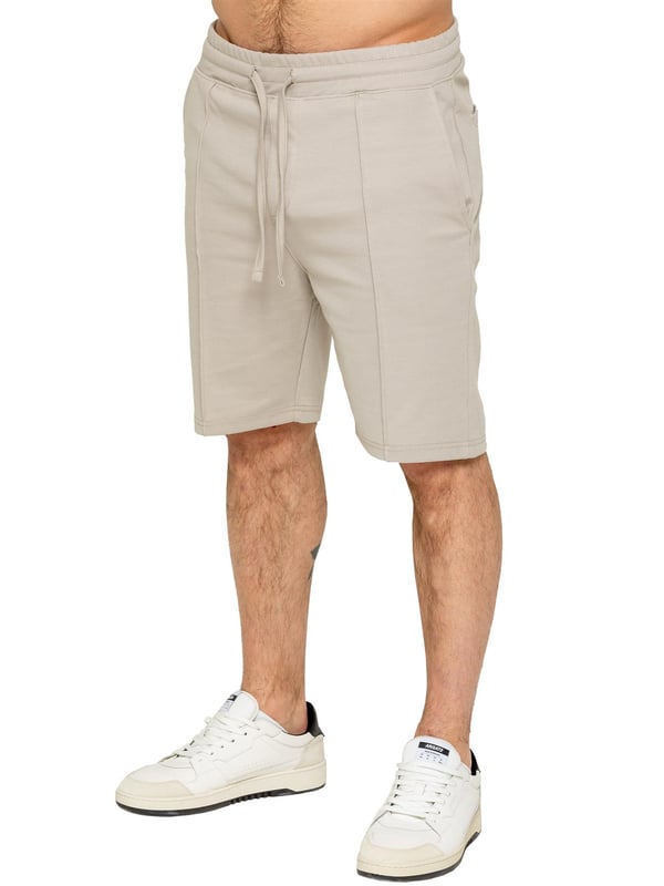 Los shorts casuales elásticos para hombres de Enzo ofrecen comodidad y conveniencia con 2 bolsillos laterales y 2 traseros, cintura elástica y cordón ajustable, y un detalle de costura frontal para mayor estilo y funcionalidad. Perfectos para hacer mandados o relajarse con un diseño práctico y elegante.