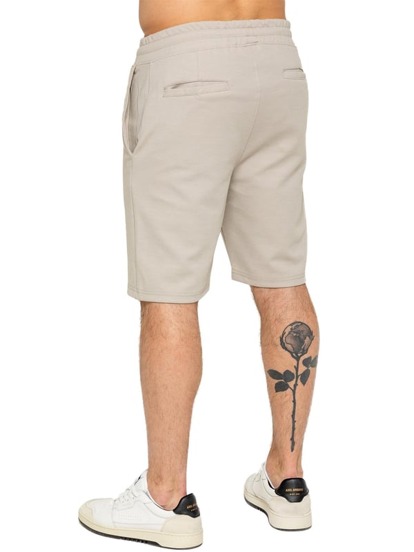 Los shorts casuales elásticos para hombres de Enzo ofrecen comodidad y conveniencia con 2 bolsillos laterales y 2 traseros, cintura elástica y cordón ajustable, y un detalle de costura frontal para mayor estilo y funcionalidad. Perfectos para hacer mandados o relajarse con un diseño práctico y elegante.