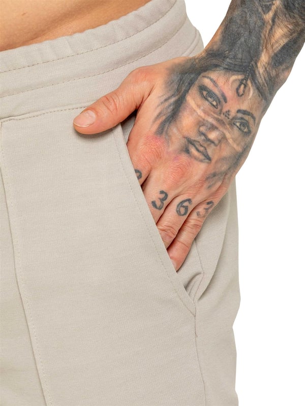 Los shorts casuales elásticos para hombres de Enzo ofrecen comodidad y conveniencia con 2 bolsillos laterales y 2 traseros, cintura elástica y cordón ajustable, y un detalle de costura frontal para mayor estilo y funcionalidad. Perfectos para hacer mandados o relajarse con un diseño práctico y elegante.
