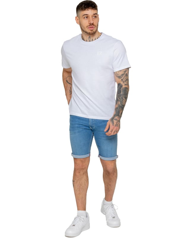 De Enzo Denim Stretch Shorts voor heren bieden de perfecte mix van stijl en comfort. Ontworpen met een slim fit en gemaakt van stretchstof, zorgen ze voor flexibiliteit en een gestroomlijnde look. Met een klassiek 5-pocket ontwerp, een ritssluiting en een omgeslagen zoom voor een moderne touch zijn deze shorts een must-have voor elke casual garderobe. Ideaal voor warm weer en praktisch en moeiteloos modieus.