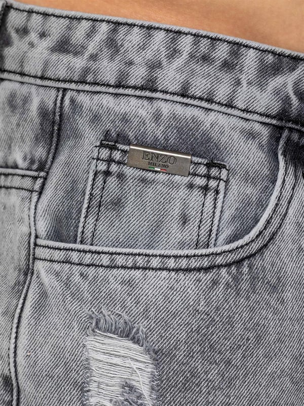 Mejora tu estilo urbano con los Enzo Milano Distressed Carpenter Shorts, que combinan utilidad resistente con un estilo sin esfuerzo. Diseñados para un ajuste holgado, estos pantalones cortos cuentan con un panel y presilla de carpintero clásico, perfectos para un look funcional y moderno. Su diseño de 5 bolsillos garantiza practicidad, mientras que los remaches de marca y un clip de bolsillo metálico con el logo de Enzo aportan un toque distintivo. El bajo desgastado realza la estética vintage y usada, convirtiéndolos en una prenda destacada para un estilo casual. Acabados con un cierre de cremallera, estos pantalones cortos ofrecen durabilidad y estilo para tu día a día.