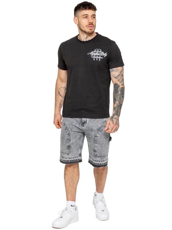 Mejora tu estilo urbano con los Enzo Milano Distressed Carpenter Shorts, que combinan utilidad resistente con un estilo sin esfuerzo. Diseñados para un ajuste holgado, estos pantalones cortos cuentan con un panel y presilla de carpintero clásico, perfectos para un look funcional y moderno. Su diseño de 5 bolsillos garantiza practicidad, mientras que los remaches de marca y un clip de bolsillo metálico con el logo de Enzo aportan un toque distintivo. El bajo desgastado realza la estética vintage y usada, convirtiéndolos en una prenda destacada para un estilo casual. Acabados con un cierre de cremallera, estos pantalones cortos ofrecen durabilidad y estilo para tu día a día.