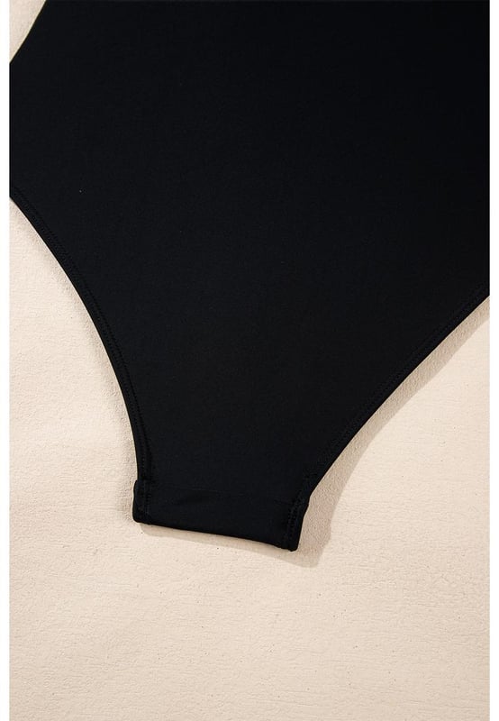 Comfortable support with shoulder strap swimwear
  Striking contrast trim for a dynamic and eye
  catching element
  Waist tie feature for a flattering and customizable fit
  Sleek and streamlined one
  piece design
  Suitable for various body types and sizes
Material: 82% Polyamide 18% Elastane