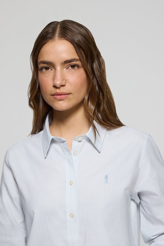 Unser Regular-Fit-Hemd für Damen ist für alle gedacht, die Stil und Komfort suchen. Es ist aus gestreifter Oxford-Baumwolle gefertigt und bietet eine strapazierfähige Textur und ein elegantes Finish. Der französische Kragen verleiht dem Hemd eine raffinierte Note, während kontrastierende Paspeln an der Innenseite des Kragens das Design akzentuieren. Logo-Knöpfe an den Manschetten und am Knopfverschluss. Das kontrastfarbene gestickte Rigby Go Logo auf der Brust verleiht dem Hemd einen einzigartigen und unverwechselbaren Touch.