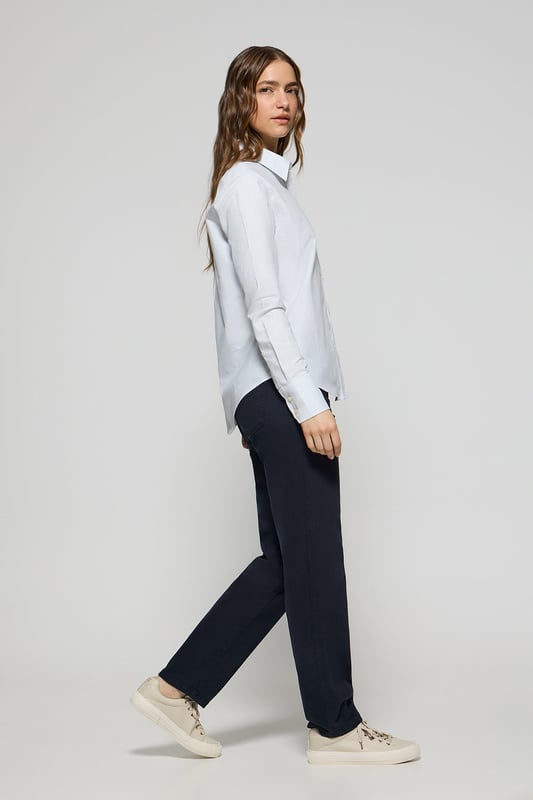 Unser Regular-Fit-Hemd für Damen ist für alle gedacht, die Stil und Komfort suchen. Es ist aus gestreifter Oxford-Baumwolle gefertigt und bietet eine strapazierfähige Textur und ein elegantes Finish. Der französische Kragen verleiht dem Hemd eine raffinierte Note, während kontrastierende Paspeln an der Innenseite des Kragens das Design akzentuieren. Logo-Knöpfe an den Manschetten und am Knopfverschluss. Das kontrastfarbene gestickte Rigby Go Logo auf der Brust verleiht dem Hemd einen einzigartigen und unverwechselbaren Touch.