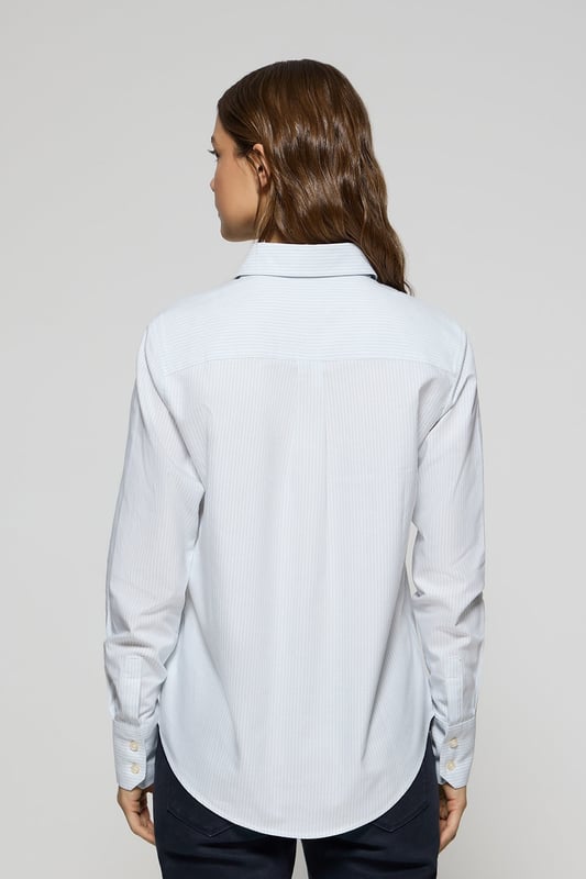 Unser Regular-Fit-Hemd für Damen ist für alle gedacht, die Stil und Komfort suchen. Es ist aus gestreifter Oxford-Baumwolle gefertigt und bietet eine strapazierfähige Textur und ein elegantes Finish. Der französische Kragen verleiht dem Hemd eine raffinierte Note, während kontrastierende Paspeln an der Innenseite des Kragens das Design akzentuieren. Logo-Knöpfe an den Manschetten und am Knopfverschluss. Das kontrastfarbene gestickte Rigby Go Logo auf der Brust verleiht dem Hemd einen einzigartigen und unverwechselbaren Touch.