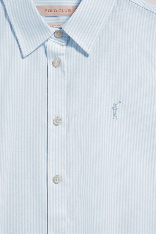 Unser Regular-Fit-Hemd für Damen ist für alle gedacht, die Stil und Komfort suchen. Es ist aus gestreifter Oxford-Baumwolle gefertigt und bietet eine strapazierfähige Textur und ein elegantes Finish. Der französische Kragen verleiht dem Hemd eine raffinierte Note, während kontrastierende Paspeln an der Innenseite des Kragens das Design akzentuieren. Logo-Knöpfe an den Manschetten und am Knopfverschluss. Das kontrastfarbene gestickte Rigby Go Logo auf der Brust verleiht dem Hemd einen einzigartigen und unverwechselbaren Touch.