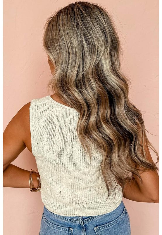 Chaleco de suéter sin mangas con diseño de encaje beige en la parte delantera con cuello en V.  
Diseño único de encaje en la parte delantera.  
Apariencia dulce y elegante.  
Diseño de cuello en V elegante.  
Silueta sin mangas perfecta para superponer.  
Alta elasticidad para un ajuste cómodo.  
Tamaños disponibles desde S hasta XL.  
Material: 100% Acrílico.