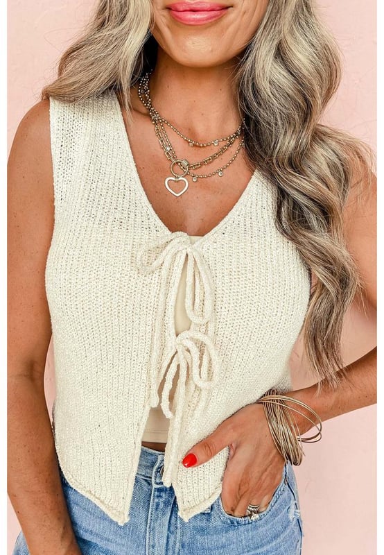 Chaleco de suéter sin mangas con diseño de encaje beige en la parte delantera con cuello en V.  
Diseño único de encaje en la parte delantera.  
Apariencia dulce y elegante.  
Diseño de cuello en V elegante.  
Silueta sin mangas perfecta para superponer.  
Alta elasticidad para un ajuste cómodo.  
Tamaños disponibles desde S hasta XL.  
Material: 100% Acrílico.