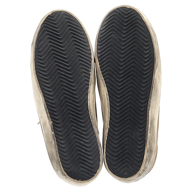 VINTAGE, RRP AS NEW
Add a touch of luxury to your casual wardrobe with the Golden Goose Superstar Perforated Sneakers in gold leather. These sneakers combine effortless street style with high-end craftsmanship, featuring a perforated design that enhances breathability and a sleek metallic gold finish that makes a bold statement. The signature distressed detailing gives them a cool, lived-in look, while the comfortable sole ensures all-day wearability.

Styling Tip: These versatile sneakers pair perfectly with everything from casual jeans and a tee to a chic midi dress for a laid-back yet stylish contrast. For an elevated street style look, pair them with leather leggings or a cropped denim jacket. Whether you're running errands or out for a coffee date, the Golden Goose Superstar sneakers will effortlessly add a touch of glam to any outfit.

 Golden Goose Superstar Perforated Sneakers in Gold Leather

Condition: Excellent
Signs of wear: No visible sign of wear. No Mark at insole.,  Very light mark at soles.
Packaging: None
Color: Gold
Material: Leather | leather
Size: EU | 38
Measurements: Heel height: 30; Insole length: 280
SKU: NAPPUGBSH458415W