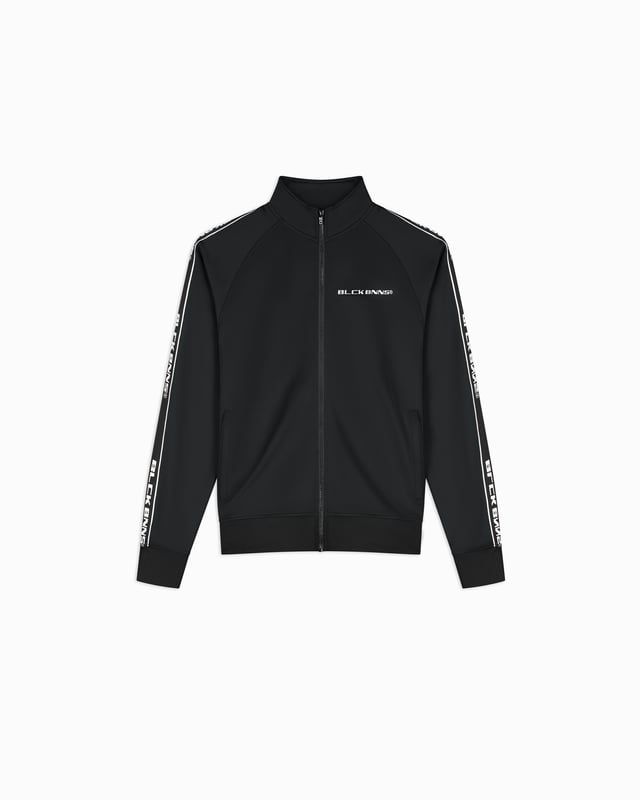 100 % Polyester Normale Passform Hoher Kragen mit Reißverschluss Gesticktes BLCK BNNS-Logo auf der linken Brust Gesticktes Markenband auf den Ärmeln Zwei Reißverschlusstaschen vorne Kann mit den Taped Trackpants kombiniert werden 