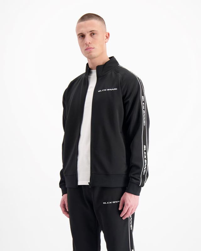 100 % Polyester Normale Passform Hoher Kragen mit Reißverschluss Gesticktes BLCK BNNS-Logo auf der linken Brust Gesticktes Markenband auf den Ärmeln Zwei Reißverschlusstaschen vorne Kann mit den Taped Trackpants kombiniert werden 