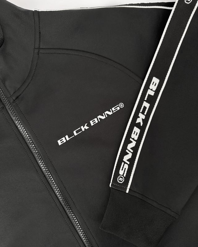 100 % Polyester Normale Passform Hoher Kragen mit Reißverschluss Gesticktes BLCK BNNS-Logo auf der linken Brust Gesticktes Markenband auf den Ärmeln Zwei Reißverschlusstaschen vorne Kann mit den Taped Trackpants kombiniert werden 