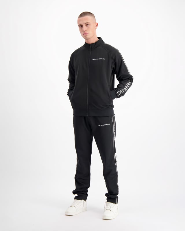 100 % Polyester Normale Passform Hoher Kragen mit Reißverschluss Gesticktes BLCK BNNS-Logo auf der linken Brust Gesticktes Markenband auf den Ärmeln Zwei Reißverschlusstaschen vorne Kann mit den Taped Trackpants kombiniert werden 