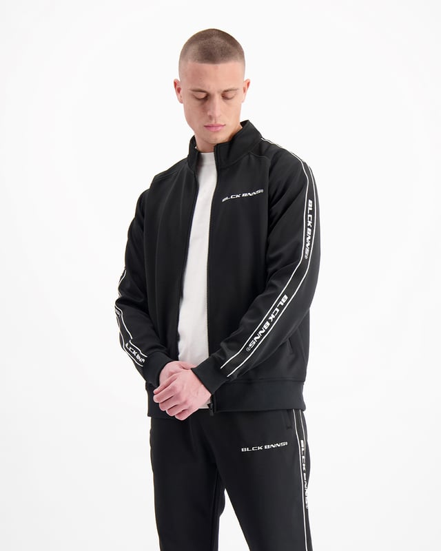 100 % Polyester Normale Passform Hoher Kragen mit Reißverschluss Gesticktes BLCK BNNS-Logo auf der linken Brust Gesticktes Markenband auf den Ärmeln Zwei Reißverschlusstaschen vorne Kann mit den Taped Trackpants kombiniert werden 